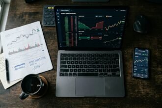 Como a bolsa de valores funciona na prática o que acontece quando você compra uma ação e quem está do outro lado